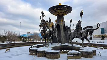 Fontana di fronte al Museo Nazionale del Kazakistan
