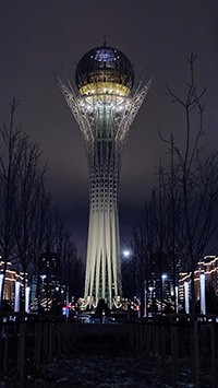 La torre Baiterek di notte