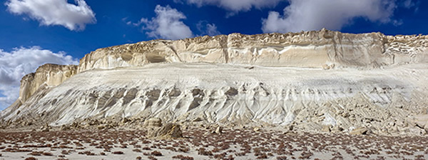 La falesia di Tuzbaif dal basso