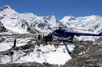 L'elicottero sulla piazzola di servizio al campo base Inylcheck sud