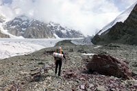 Adriano in marcia sulla morena verso il C1 del Khan Tengri