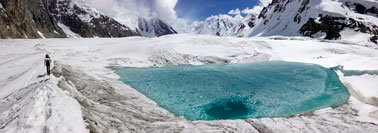 Laghetto glaciale sul ghiacciaio Inylcheck sud superiore verso il C1 del Khan Tengri