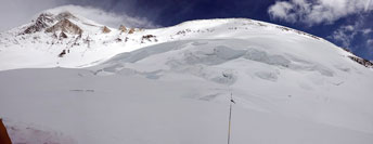 Panorama dal plateau del campo due, sullo sfondo la vetta del Khan Tengri