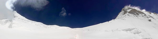 Panoramica del colle ovest salendo verso il campo tre del Khan Tengri (sulla destra)