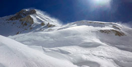 Panorama dal plateau del campo due, sulla sinistra la vetta del Khan Tengri