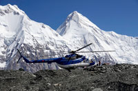 Elicottero in decollo dal campo base