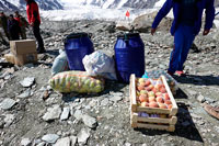 Rifornimento di frutta fresca al campo base