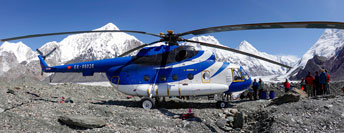 Elicottero MI8 parcheggiato al campo base (in lontananza a destra il Khan Tengri)