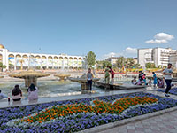 Bagnanti in piazza Ala-Too a Bishkek