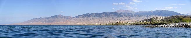 La costa meridionale del lago di Issyk Kul dal villaggio di Tong (dalla spiaggia del campo yurte di Meiman Ordo)