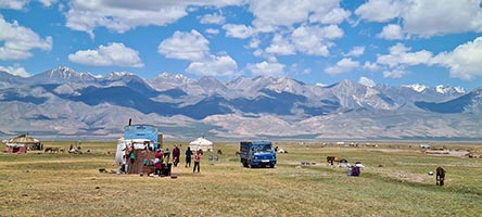Yurte e pastori lungo la pista verso il campo base del picco Lenin