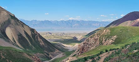 La valle del campo base con la catena dei Trans-Alaj sullo sfondo