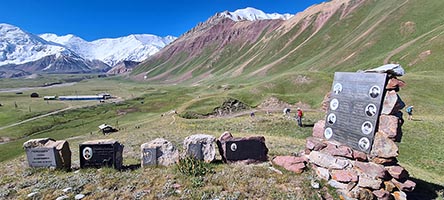 Il memoriale nei pressi del campo base della tragedia del 1974