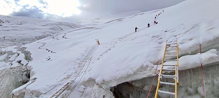 Scale sui crepacci lungo la traccia che porta al campo due