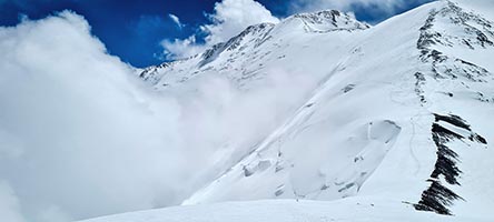 La traccia di salita verso la vetta del picco Lenin dal campo tre