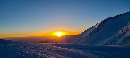 Sul colle oltre il campo tre all'alba