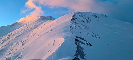La traccia di salita verso la vetta del picco Lenin dal campo tre al tramonto