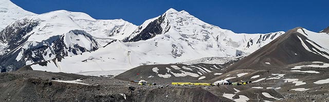 Panoramica sul campo base avanzato della Ak-Sai Travel a 4400 m