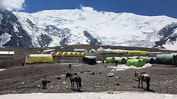 Il campo base avanzato (o abc) della Ak-Sai Travel a 4410 m