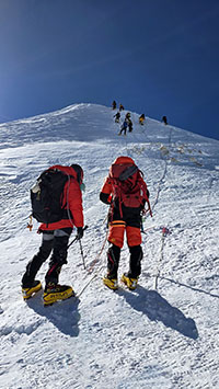 Salendo la corda fissa a 'The Knife', quota 6700 m