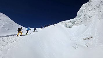In salita oltre il campo due verso il colle del c2 avanzato a 5700 m