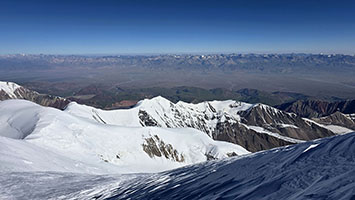La valle d'Alaj dall'alto del Pik Lenin