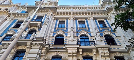Facciata di un palazzo in stile Art Nouveau in Alberta iela a Riga