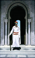 Guardia davanti al Mausoleo di Mohammed V a Rabat