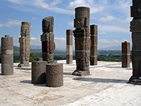 Statue sulla piramide di Tula