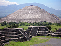Piramide del Sole vista dalla piramide della Luna
