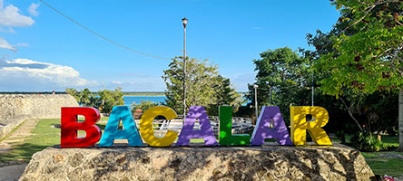 Bacalar, in piazza di fronte al castello
