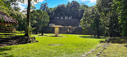 La piazza centrale di Bonampak con la piramide