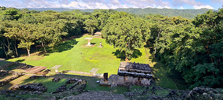 La piazza centrale di Bonampak dall'alto delle piramide