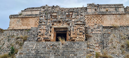 Ingresso di un palazzo che si affaccia sul quadrilatero di Uxmal