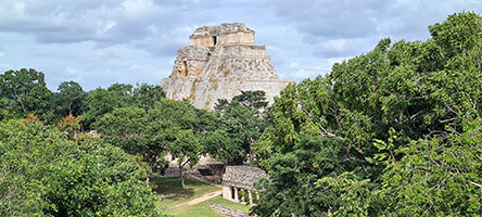 La Piramide dell'Indovino di Uxmal vista dal Palazzo del Governatore
