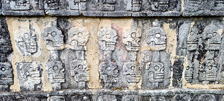 Lo Tzompantli ovvero la piattaforma dei teschi a Chichen Itza