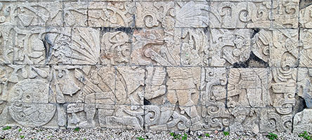 Bassorilievi nello spiazzo del Gioco della Palla a Chichen Itza