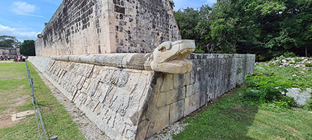 Tribuna del Gioco della Palla a Chichen Itza