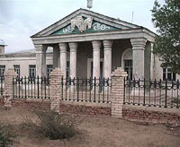 Teatro dell'opera a Mandalgov.jpg