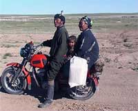 Famiglia in motocicletta