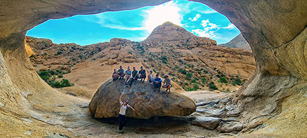 Foto di gruppo in una caverna del 'Bushman Paradise'