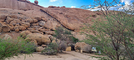 Il parcheggio del 'Bushman Paradise' a Spitzkoppe