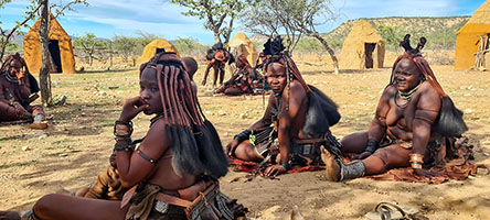 Donne Himba al centro del villaggio