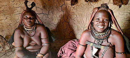 Ragazze Himba nella loro capanna