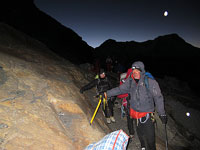 In salita alle primi luci verso l'Amphu Laptcha