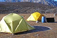 Brina all'ombra delle nostre tende al campo base dell'Ama Dablam