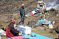 Cerimonia della puja al campo base dell'Ama Dablam