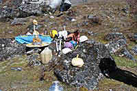 Benedizione dei materiali tecnici di salita durante la puja al cb dell'Ama Dablam