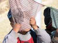 Bambini e bandiere di preghiera
