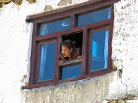 Ragazza affacciata al balcone a Kagbeni
